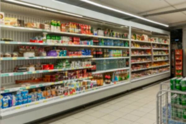 Planken Met Gekoelde Zuivel Vleesproducten Winkel Grote Keuze Wazig — Stockfoto