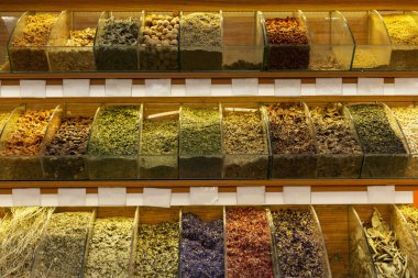 Mağazada bir sürü baharat var. Doğulu baharatlar.