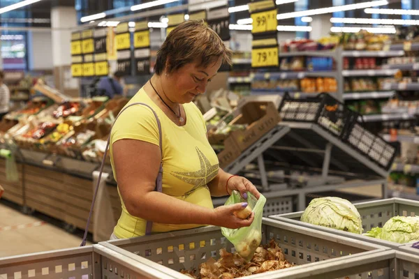 Mulher Supermercado Escolhe Frutas Legumes — Fotografia de Stock