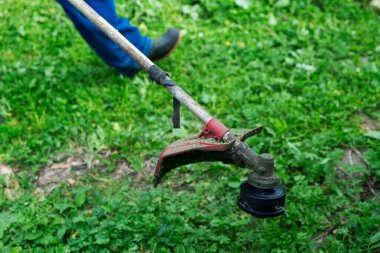 Bahçedeki çim biçme makinesi. Yakın plan..