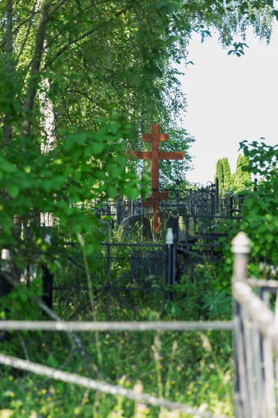 Une Croix Sur Une Tombe Fraîche Dans Cimetière Chrétien Souvenir — Photo