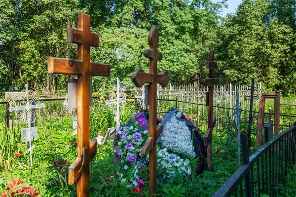 十字架基督教墓地的一个新坟墓上的十字架永恒的记忆 — 图库照片