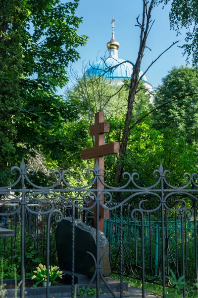 Une Croix Sur Une Tombe Fraîche Dans Cimetière Chrétien Souvenir — Photo