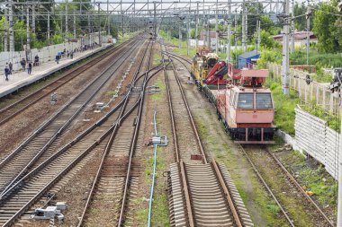 Yolcular ve lokomotiflerle dolu bir demiryolu platformu. Yukarıdan görüntüle. 