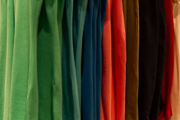 Shirts Algodão Multicoloridas Num Cabide Numa Loja Close — Fotografia de Stock