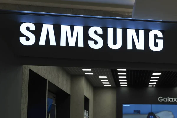 Servis merkezinde Samsung imzası ve ekipman satış ofisi. Yakın plan. Moskova, Rusya, 07-21-2021.