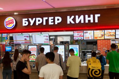 Alışveriş merkezinde Burger King için kuyruğa gir. Ön manzara. Moskova, Rusya, 07-21-2021.