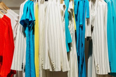 Romantik kadınların yaz elbiseleri mağazadaki askıda asılı. Ön manzara. Yakın plan..