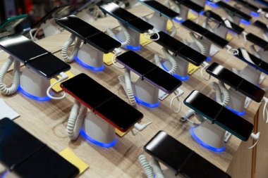 Mağazanın tezgahında birçok farklı telefon var. Yakın plan. Yan görünüm.