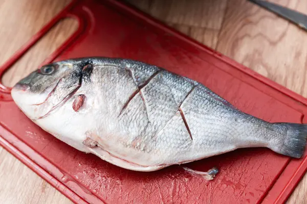 Roh Geschnittener Fisch Auf Dem Tisch Nahaufnahme — Stockfoto