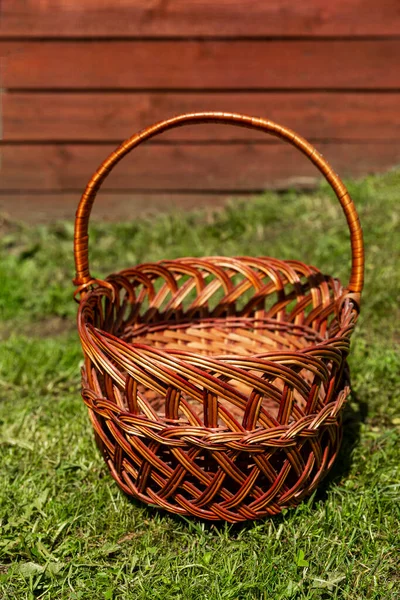 Empty Wicker Basket Garden Grass Sunny Day Vertical — Stockfoto