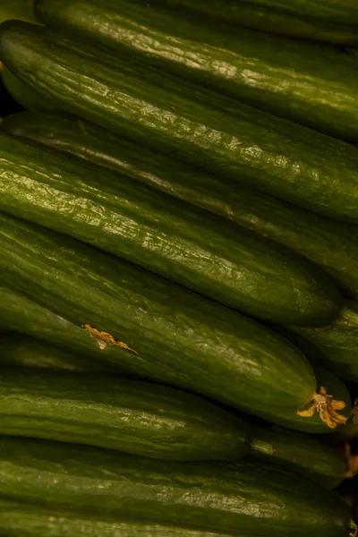 Lange Frische Gurken Vitamine Und Gesunde Ernährung Vertikal — Stockfoto