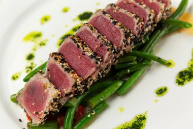 Tabakta kırmızı ton balığı parçaları. İştah açıcı sağlıklı yiyecekler. Yakın plan..