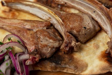 Kızarmış kuzu pirzola ve ekmek. İştah açıcı yemek. Yakın plan. Arkaplan.