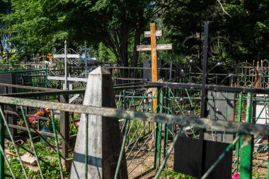 Hristiyan mezarlığında haçlar ve anıtlar. Trajedi ve hafıza.