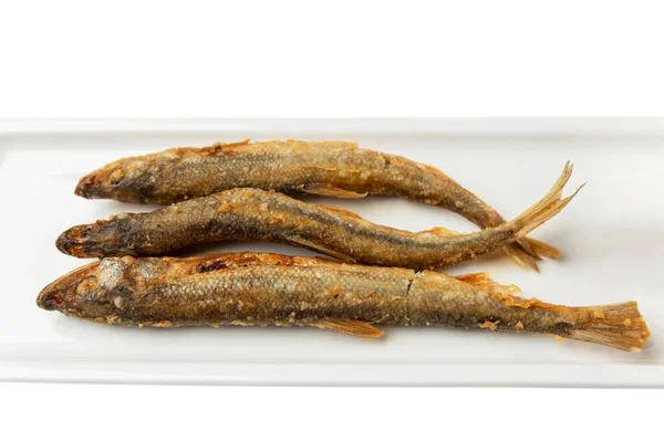 Kleiner Gebratener Fisch Auf Einem Weißen Teller Appetitliche Bierjause Nahaufnahme — Stockfoto