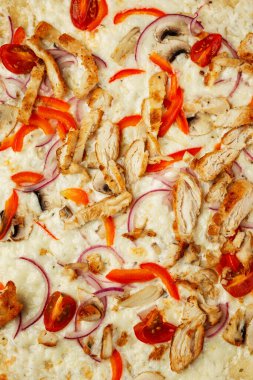 Sebzeli pizza ve tavuk. Ağız sulandıran geleneksel İtalyan yemeği. Yakın plan. Dikey.