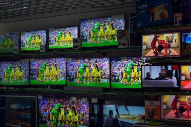 Dükkandaki televizyonlar da dahil. Büyük bir ekipman seçimi. Moskova, Rusya, 09-01-2021.