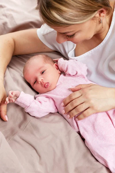 Mamma Sua Figlia Appena Nata Sono Sdraiate Sul Letto Felicità — Foto Stock