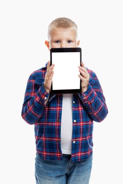 Beyaz ekranlı tablet tutan çocuk. 6-7 yaşlarında bir çocuk. Bilgi ve iletişim. Dikey.