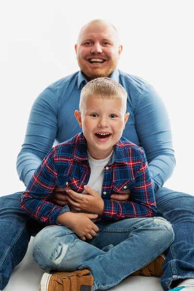 Vader Zoon Jaar Oud Knuffelen Lachen Gelukkige Familiebanden Liefde Tederheid — Stockfoto