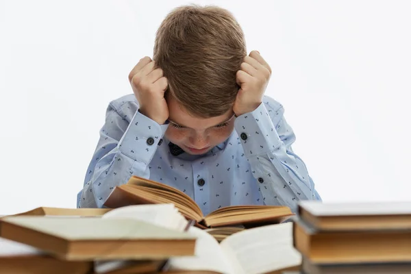 Triste Chico Sienta Una Mesa Con Muchos Libros Niño Años —  Fotos de Stock