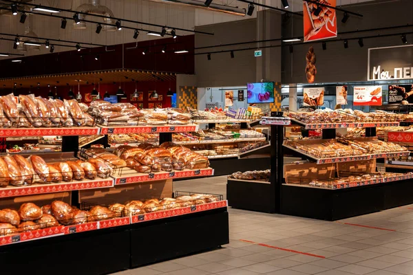 スーパーマーケットでカウンターを予約 パンの大規模な選択 モスクワ ロシア 2021 — ストック写真