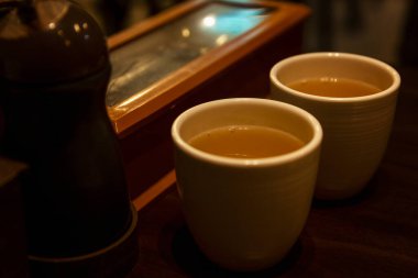 Tipik Asya bardakları. Kafede masada içecekler. Yakın plan..