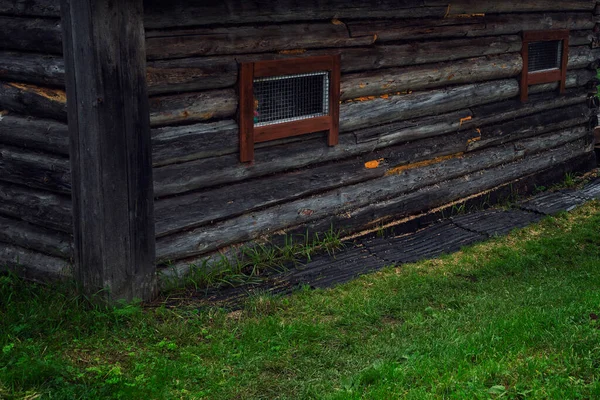 Een Oud Houten Huis Met Metalen Tralies Kleine Ramen Een — Stockfoto