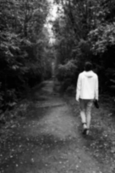 Jeune Homme Long Sentier Dans Forêt Solitude Dépression Verticale Photo — Photo
