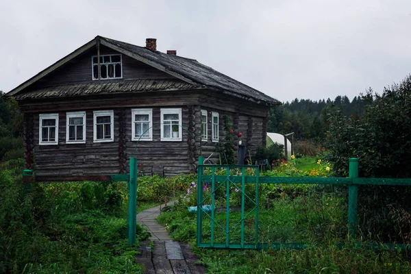 Старый Деревянный Бревенчатый Дом Садом Деревне — стоковое фото