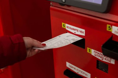 Dükkandaki otomatik ödeme makinesinden bir çek. Yakın plan. Moskova, Rusya, 03-04-2021.