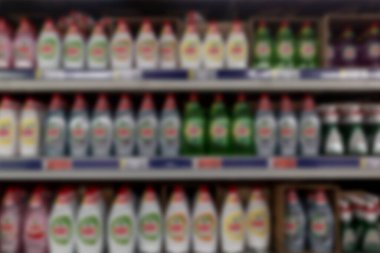 Raflarda popüler bulaşık deterjanları var. Bulanık.