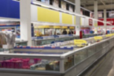 Büyük bir süpermarketin içindeki soğutma ünitelerinde soğutulmuş yiyecekler. Bulanık.