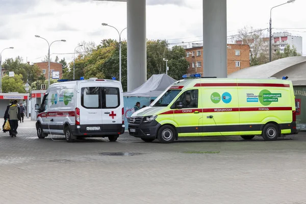 Rettungswagen Für Impfungen Auf Dem Platz Weit Verbreitete Immunisierung Während — Stockfoto