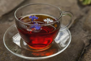 Tahta bir masada bir fincan bitki çayı. Doğadan gelen sağlık. Yakın plan..