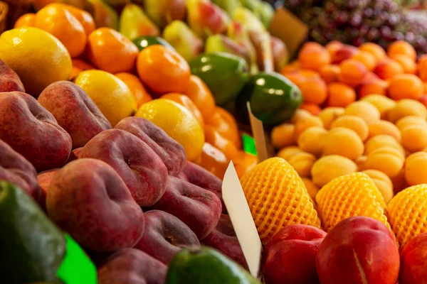 Frutas Maduras Jugosas Mostrador Del Mercado Vitaminas Salud Naturaleza Vista — Foto de Stock