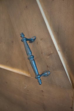 Kaliteli metal kapının ahşap kapı koluna yakın çekim.