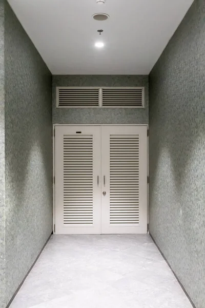 Λευκό Swing Πόρτες Ανεμιστήρα Αέρα Στην Κορυφή Έναντι Γκρι Φόντο — Φωτογραφία Αρχείου