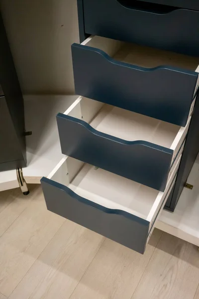 Offene Blaue Schublade Für Möbelaufsteller Auf Holzboden Geschäft — Stockfoto