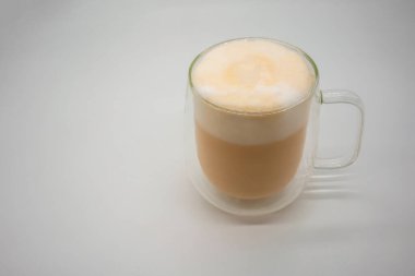 Sütlü köpüklü sıcak Tayland sütlü çayı beyaz arka planda izole edilmiş çift katlı duvar bardağı süsleme için kakao gücü..