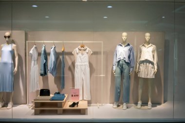 Paradise Park, Bangkok, Tayland, Mar 21, 2021 'deki H & M mağazası: Yaz koleksiyonu vitrininde mağazanın önünde moda giyim markası.