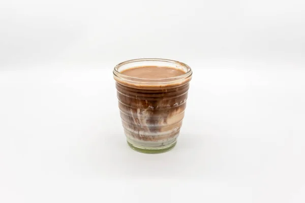 Chocolate Sucio Sobre Leche Fría Aislada Sobre Fondo Blanco — Foto de Stock
