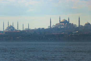İstanbul 'un İstanbul şehri, Boğaz' daki bir feribottan. Gündüz vakti İstanbul 'un tarihi yarımadası. İstanbul arka plan fotoğrafı