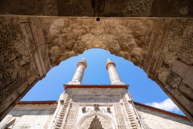 Cifte Minareli Medrese namı diğer İkiz Minareler medresesi ve Sivas Türkiye 'deki Sifaiye Madrasa kapısının taş süslemeleri