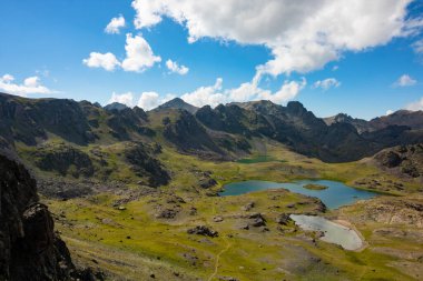 Dağların üzerinde bulutlu gökyüzü olan buzul gölleri. Göllü ve bulutlu dağların manzarası. Dağın tepesinde. Dünyayı keşfedin..