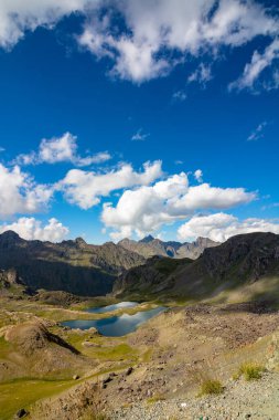 Dağların üzerinde bulutlu gökyüzü olan buzul gölleri. Göllü ve bulutlu dağların manzarası. Dağın tepesinde. Dünyayı keşfedin..