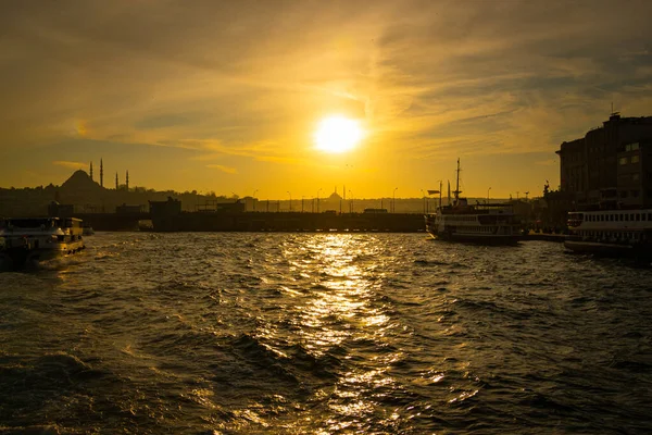Město Istanbul Při Západu Slunce Trajekt Mešita Pozadí Cestování Istanbulu — Stock fotografie