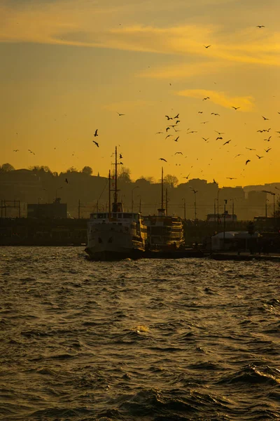 Stadsgezicht Van Istanbul Bij Zonsondergang Ferry Moskee Achtergrond Reis Naar — Stockfoto