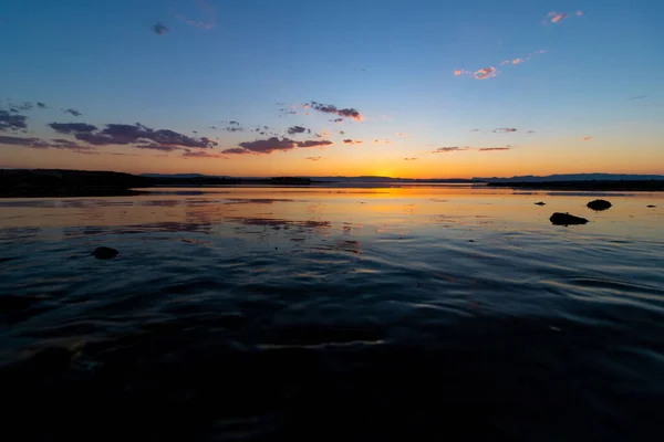 Puesta Sol Sobre Lago Las Colinas Foto Fondo Del Atardecer — Foto de Stock